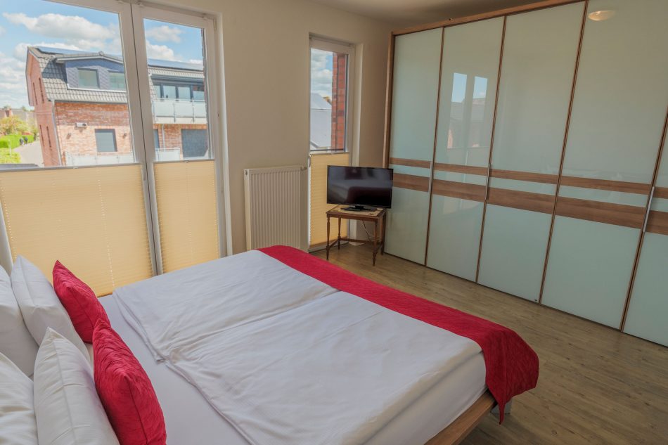 Fernseher und Kleiderschrank
