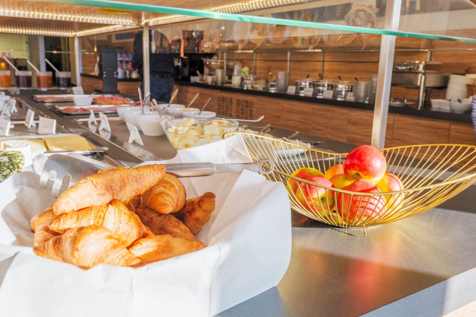 Frische Croissants und Früchte