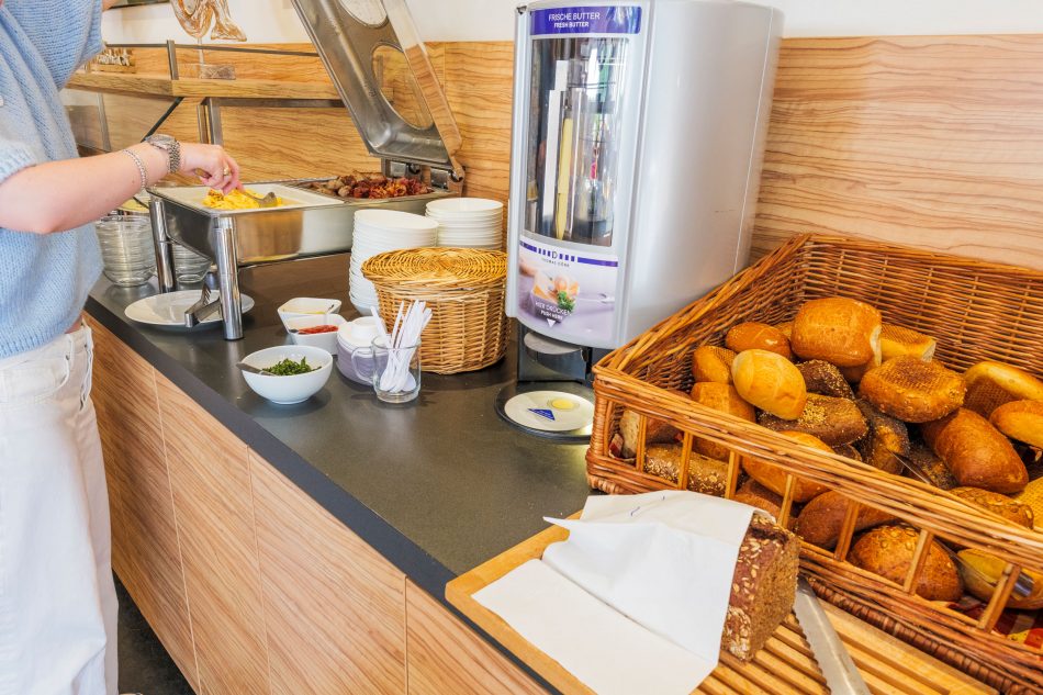 Brötchen, Rührei und Speck